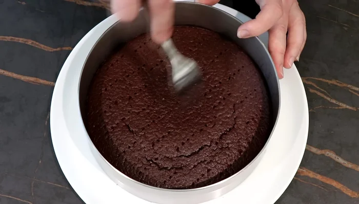 Imbiber le biscuit refroidi avec le sirop.