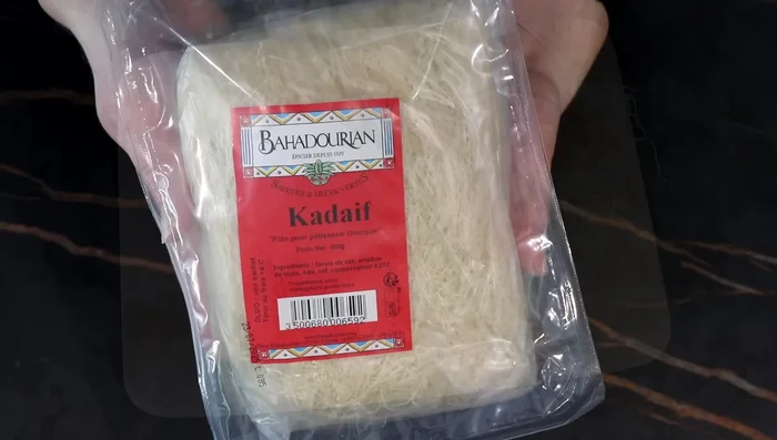 Préparer le croustillant Cadaïf pistache : Hacher finement le cadaïf. Faire dorer dans du beurre fondu. Laisser refroidir puis mélanger avec la pâte de pistache, le chocolat blanc fondu, le tahini et les pistaches concassées.