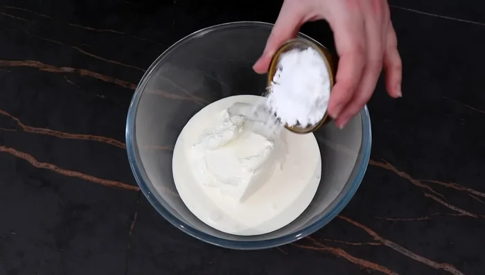 Préparer la crème mascarpone : Mélanger le mascarpone, la crème liquide, le sucre glace et les graines de vanille. Fouetter jusqu'à obtenir une crème mousseuse.