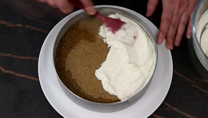 Étaler la crème mascarpone sur le croustillant. Réserver au frigo pendant 1 heure.