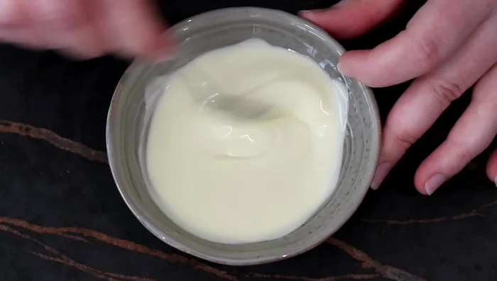 Préparer la ganache : Faire fondre le chocolat blanc et ajouter la pâte de pistache. Réserver. Faire fondre le chocolat noir et au lait, puis ajouter la crème chaude. Mélanger jusqu'à obtenir une ganache lisse et brillante.