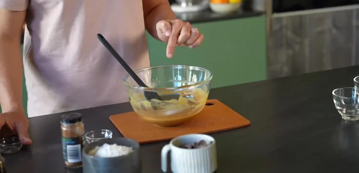 Mélanger le bicarbonate, la fleur de sel, la cannelle et la farine.