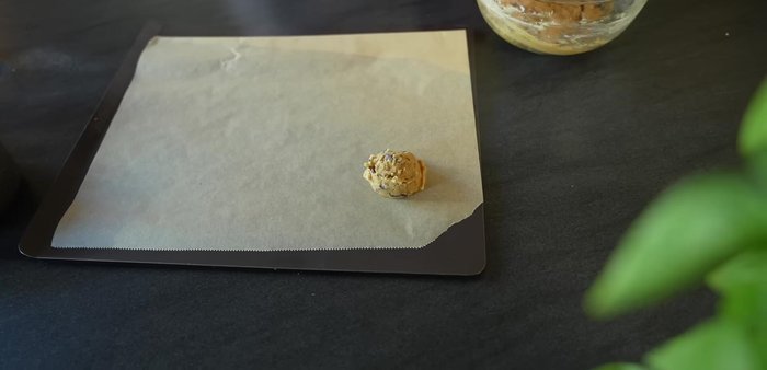 Déposer des cuillerées de pâte à cookies sur la plaque, en les espaçant bien car ils vont s'étaler.
