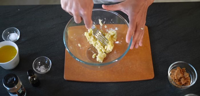 Écraser la banane à la fourchette pour obtenir une purée.
