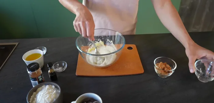 Ajouter les sucres (vergeoise brune et blond, ou sucre complet) à la purée de banane.