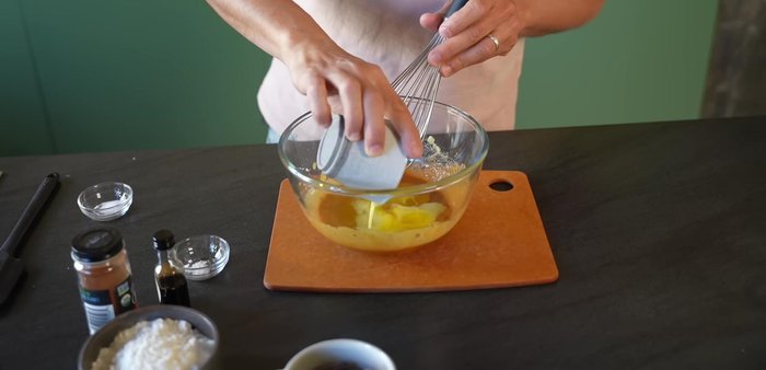 Incorporer le beurre fondu (ou huile végétale/coco/tournesol).