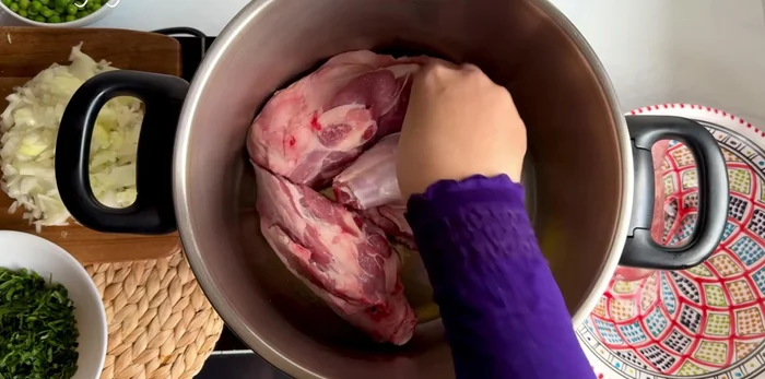 Faire revenir les morceaux d'agneau de chaque côté jusqu'à coloration.
