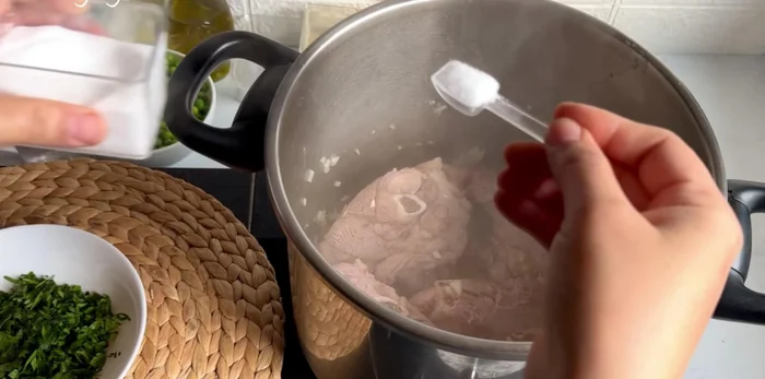 Ajouter les épices (sel, poivre, curcuma, gingembre).