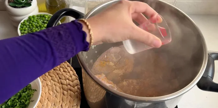 Ajouter un peu d'eau (1/2 verre) pour éviter que les ingrédients accrochent au fond.