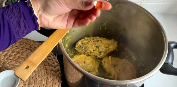 Laisser mijoter 5 à 8 minutes, puis ajouter le safran et de l'eau bouillante à hauteur de la viande.