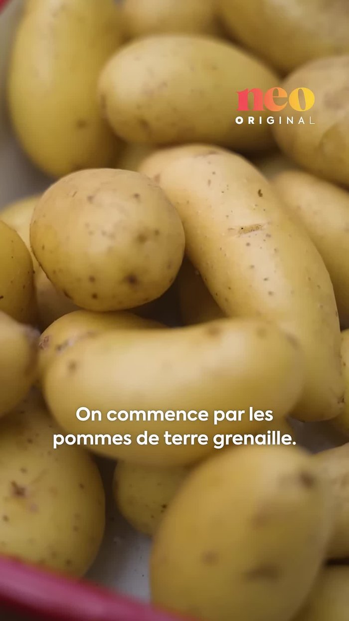 Lavez soigneusement les pommes de terre grenaille.