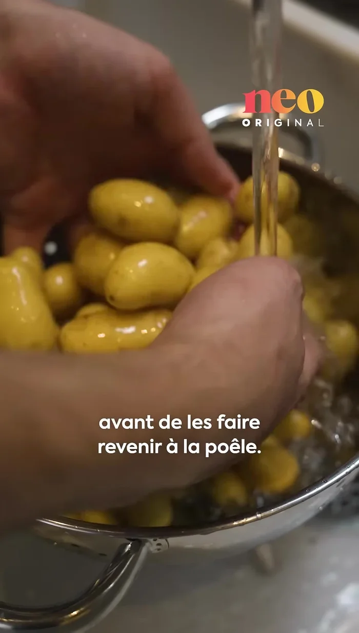 Faites revenir les pommes de terre à la poêle à feu moyen pendant 15 minutes avec un filet d'huile.