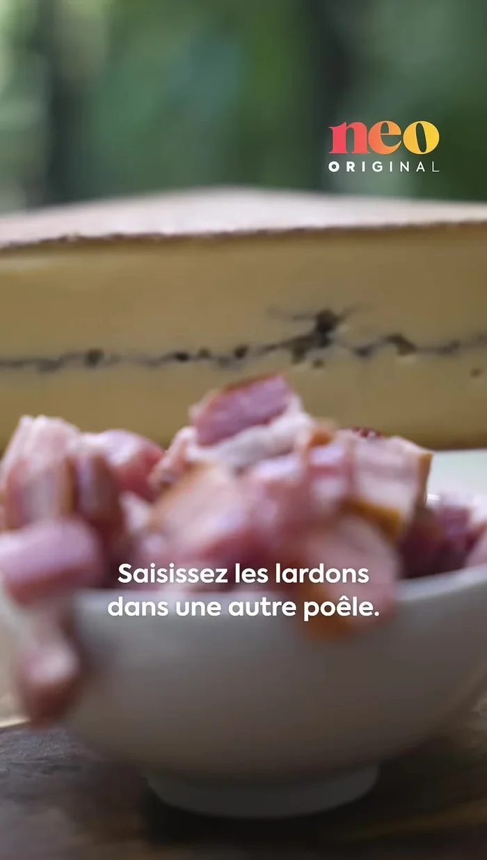 Faites saisir les lardons dans une autre poêle.