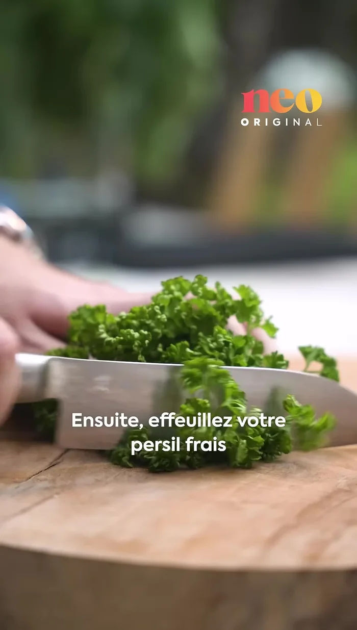 Effeuillez le persil et émincez les oignons.
