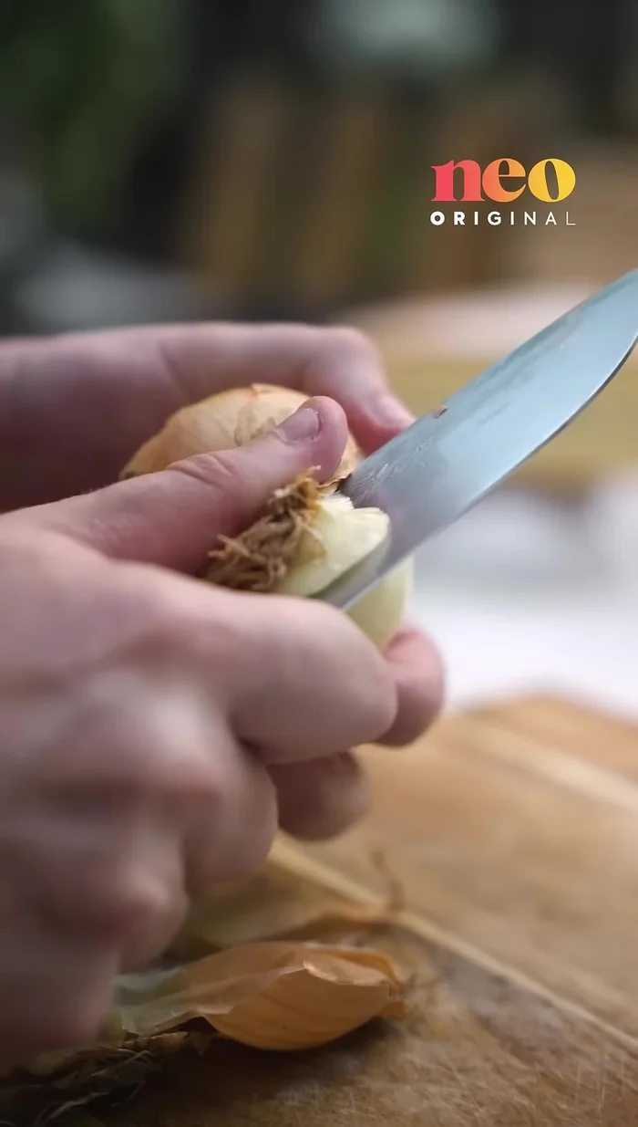 Ajoutez les oignons aux lardons et faites revenir pendant 5 minutes.