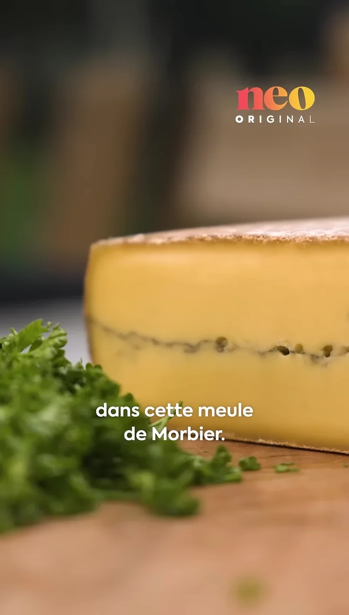 Coupez des tranches généreuses de morbier.