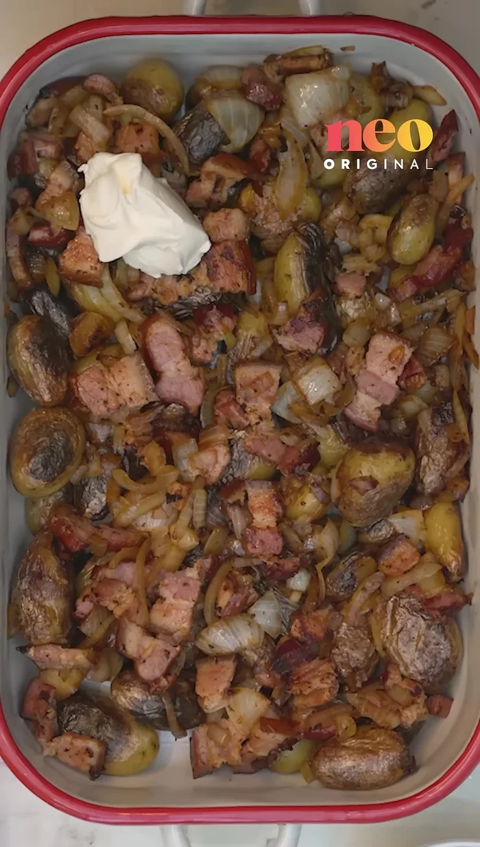 Dans un plat à gratin, ajoutez par étapes les pommes de terre, les lardons et oignons, le morbier et la crème fraîche.