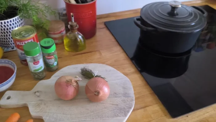 Rôtir le poulet au four pour obtenir une texture croustillante.