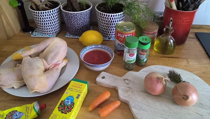 Ajouter le poulet à la poêle avec les oignons.