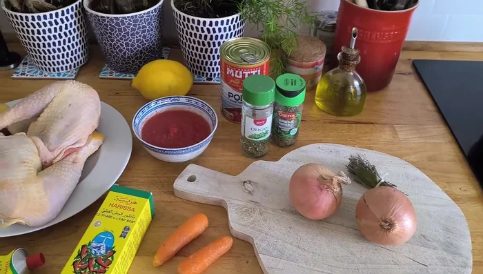 Ajouter la pulpe de tomate, les herbes, le jus de citron et la sauce arissa.