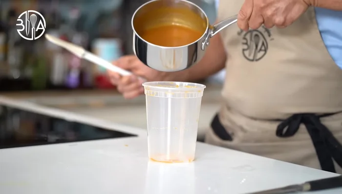 Réaliser l'insert à l'abricot: cuire la purée d'abricot avec du sucre et de l'agar-agar (2 minutes). Laisser refroidir et réfrigérer toute la nuit. Mixer en un délice soyeux, mouler en deux cercles épais et congeler.