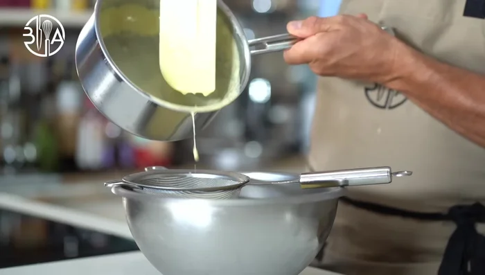 Préparer les moules: humidifier le bord extérieur des cercles à gâteau, les recouvrir de film plastique et les tapisser d'acétate.