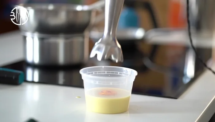 Démouler le gâteau congelé et glacer avec un mélange de beurre de cacao et de chocolat blanc, ou un spray velours de cacao.