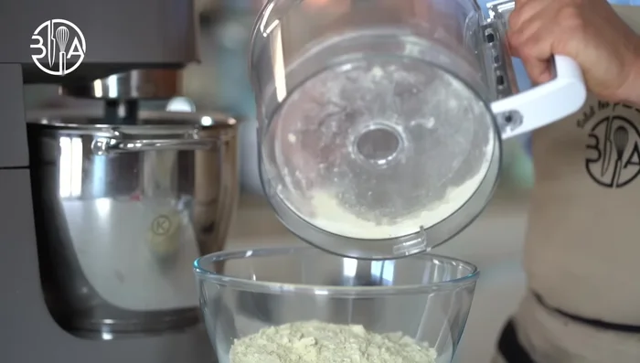 Incorporer les poudres à la meringue. Mouler en deux cercles épais et cuire. Laisser refroidir et congeler.