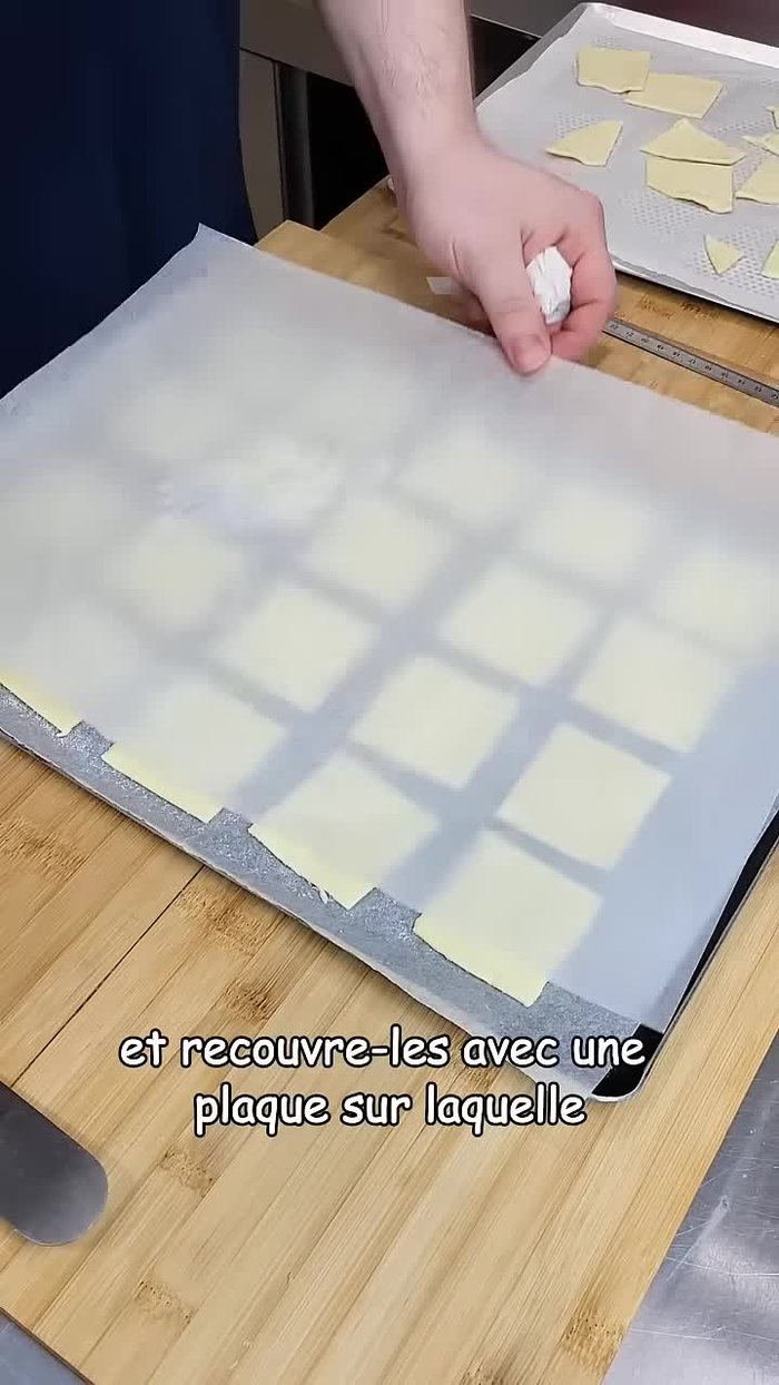 Recouvrez les carrés avec une plaque sur laquelle vous avez déposé des chutes de pâte feuilletée. Cuire à 200°C pendant 20 minutes.