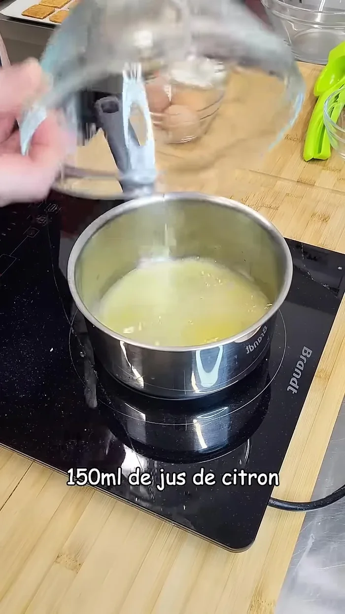 Préparation de la crème citron : faites chauffer 150 ml de jus de citron.