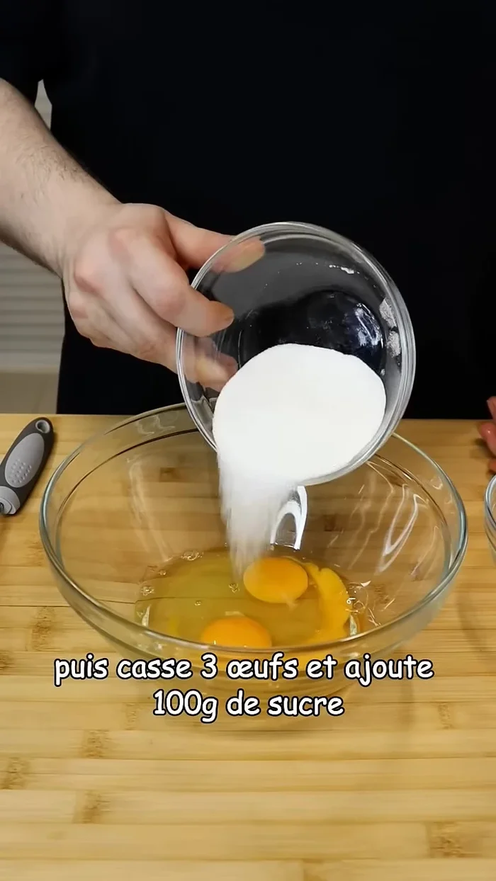 Cassez 3 œufs, ajoutez 100g de sucre et fouettez sans blanchir. Incorporez 10g de maïzena.