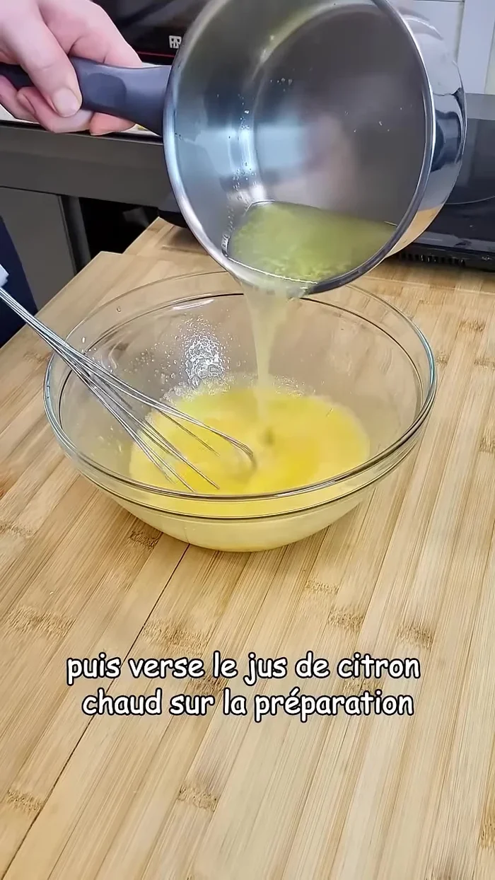 Versez le jus de citron chaud sur la préparation et remettez le tout dans la casserole. Cuisez jusqu'à épaississement.