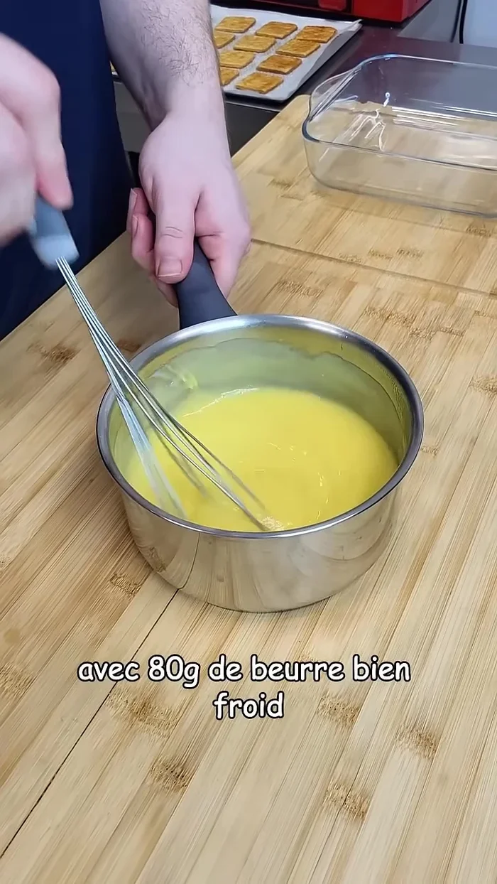 Débarrassez dans un plat. Une fois refroidi, garnissez les carrés feuilletés de crème sans trop déborder.