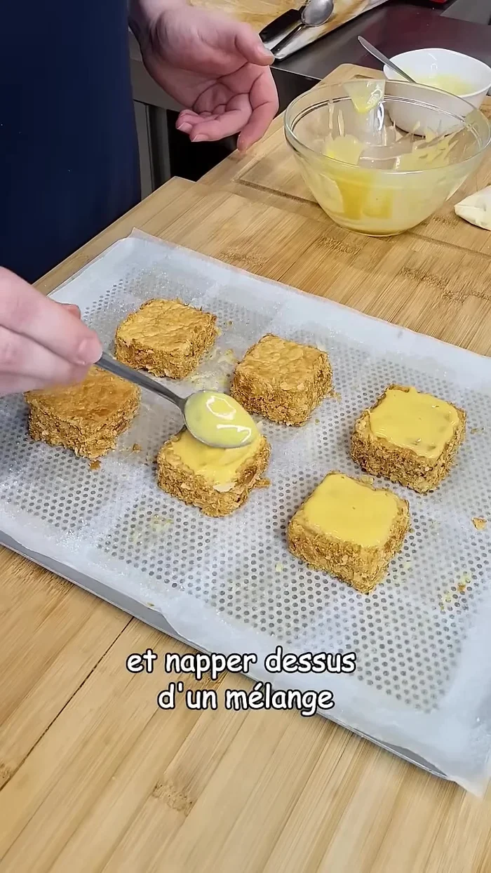 Saupoudrez d'un mélange de sucre et de jus de citron.