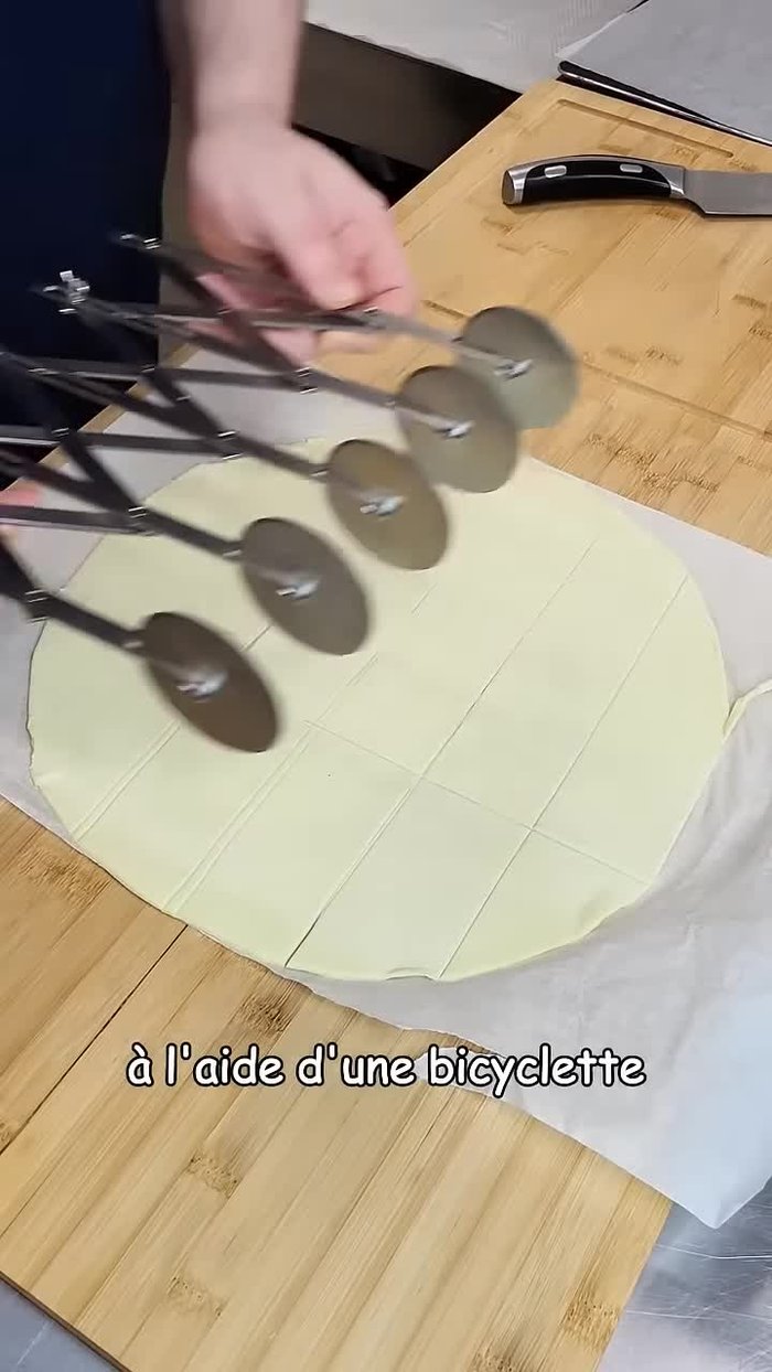 Découpez des carrés de pâte feuilletée à l'aide d'une bicyclette.