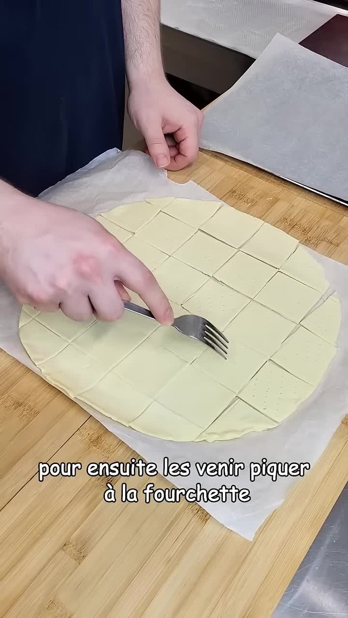 Piquez les carrés à la fourchette et déposez-les sur une plaque, saupoudrez de sucre.