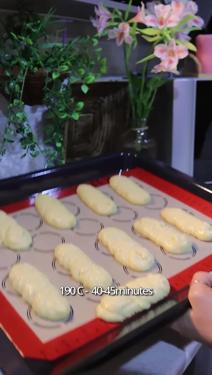 Dorer les éclairs au four à 190 degrés pendant 40-45 minutes.