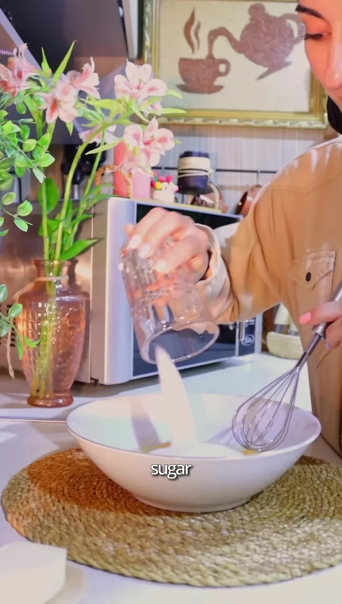 Ajouter le sucre, l'amidon et la farine au lait bouillant.