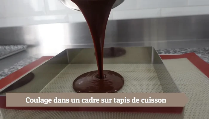 Verser le caramel sur une plaque munie d'un cadre (20x20 cm ou 18x18 cm).