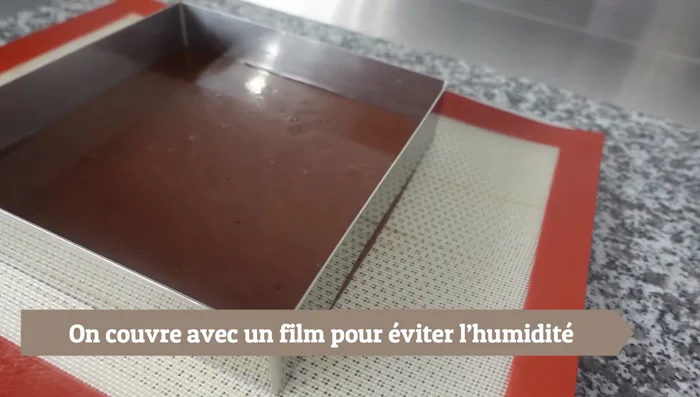 Laisser figer, filmer au contact et laisser reposer 10-12 heures à température ambiante.