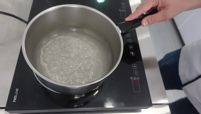Nettoyer le contour de la casserole avec un pinceau humide pour éviter la cristallisation du sucre.