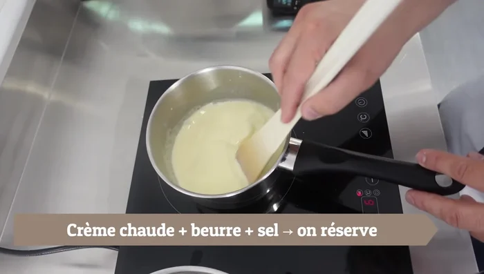 Faire chauffer la crème avec le beurre et le sel.
