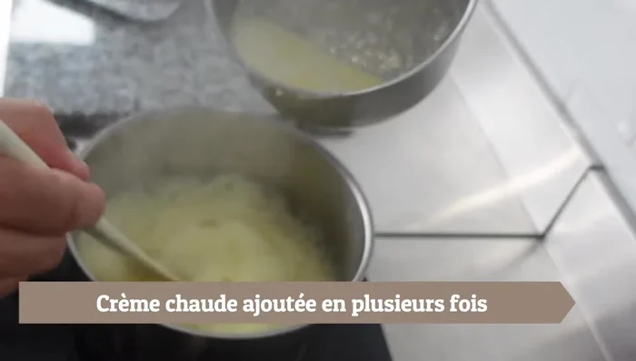 Verser progressivement la crème chaude sur le caramel à 145°C, en plusieurs étapes, pour éviter la cristallisation.