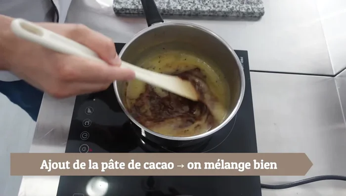 Ajouter la pâte de cacao et mélanger jusqu'à homogénéité.