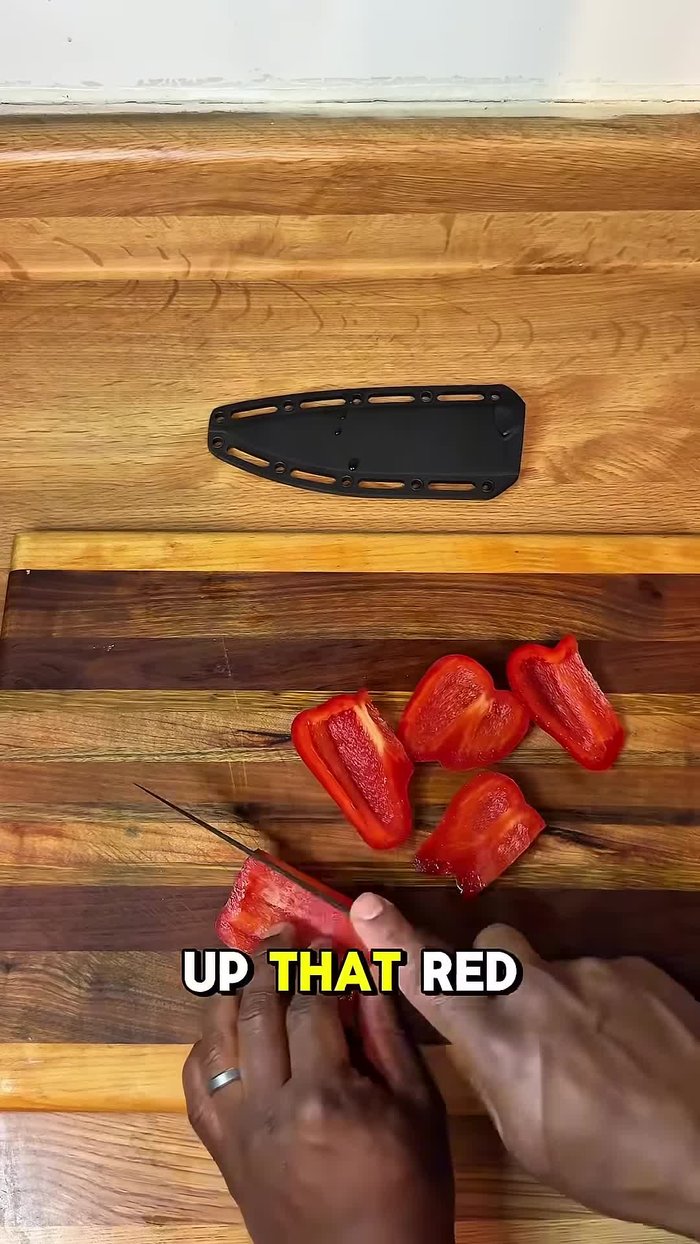 Couper le poivron rouge en dés.