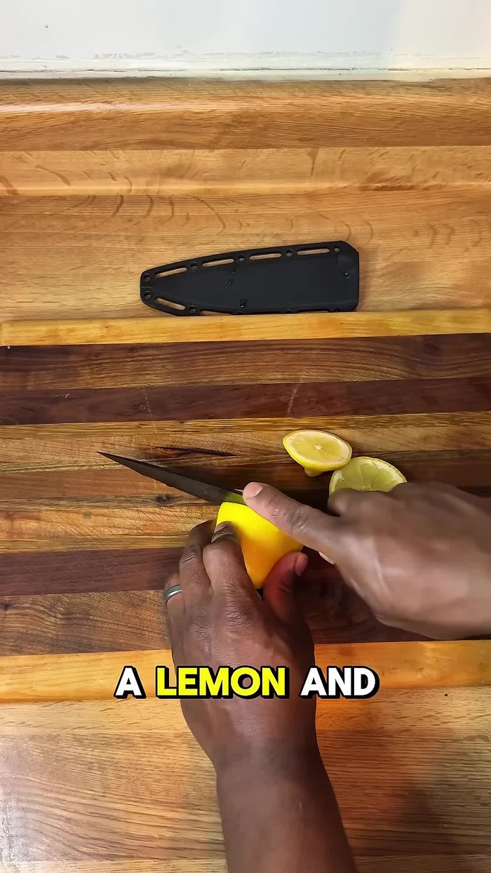 Couper le citron en tranches et le couper en deux.
