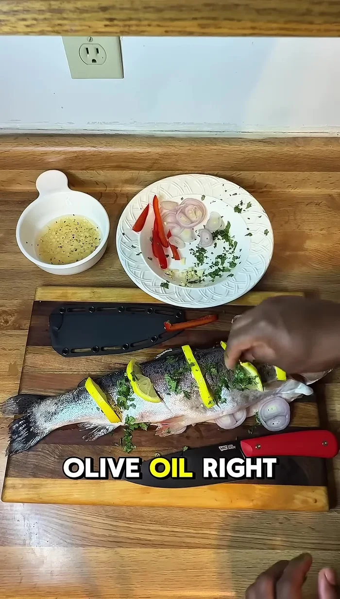 Ajouter de l'huile d'olive, de la coriandre et de l'ail sur la truite.
