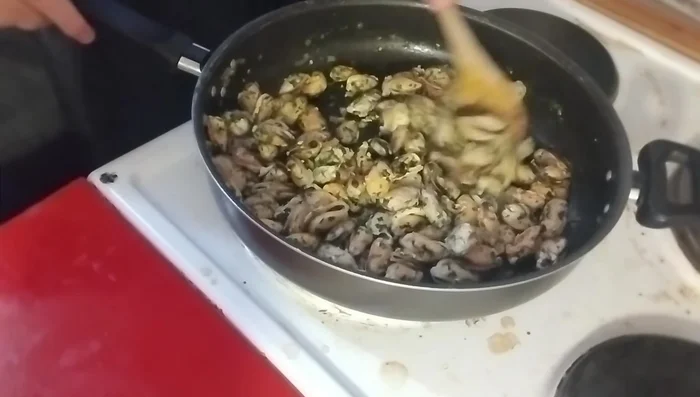 Faire fondre du beurre dans une poêle.