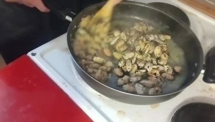 Faire cuire les moules jusqu'à ce qu'elles s'ouvrent.