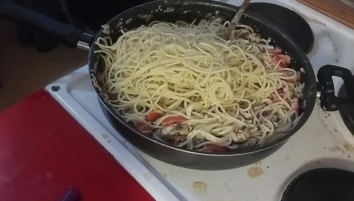 Mélanger les spaghettis cuits avec les moules et leur sauce.